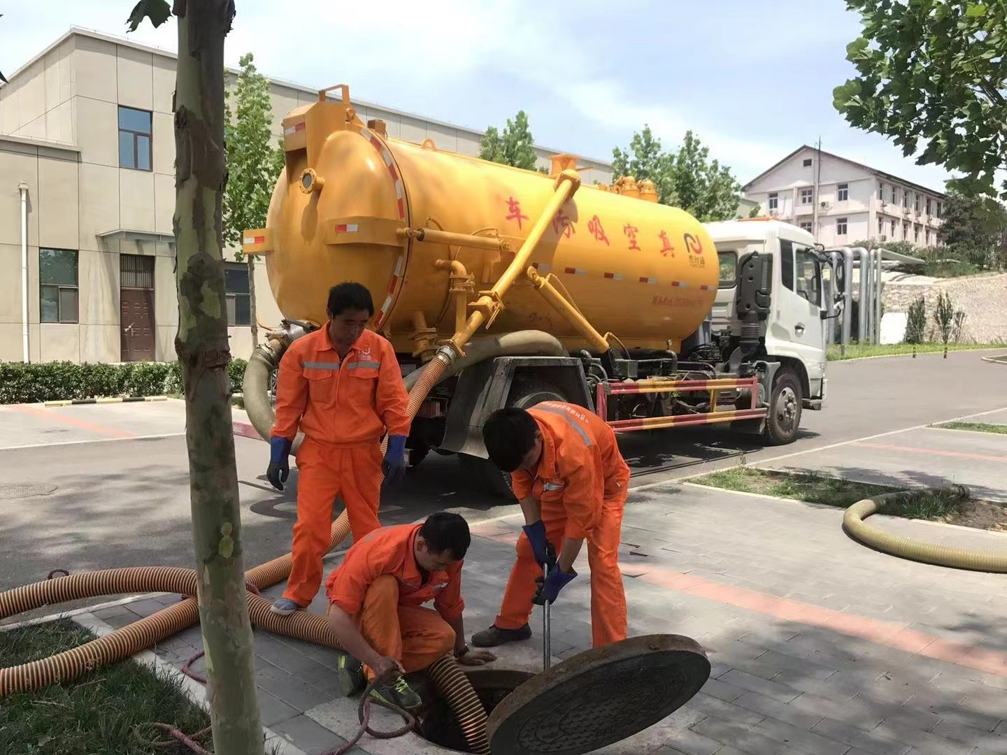 毛阳镇管道疏通车停在窨井附近