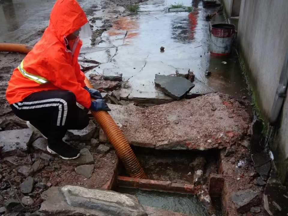 毛阳镇专业清理污水池 炜誉市政以规范流程守护城市 “肠道”